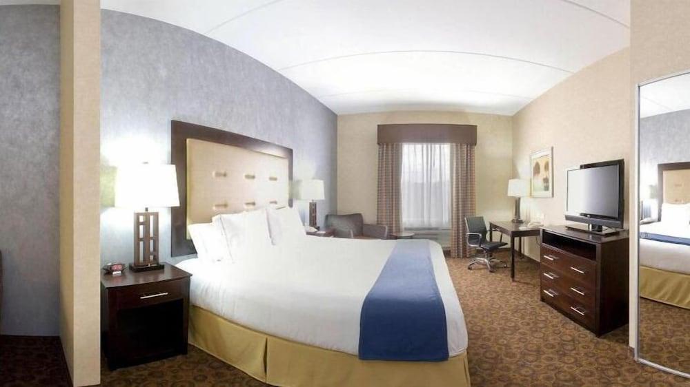 Holiday Inn Express Hotel & Suites BYRAM by IHG photo 7