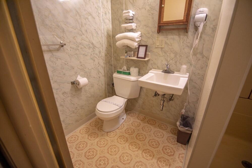 Ridges Inn & Suites photo 32
