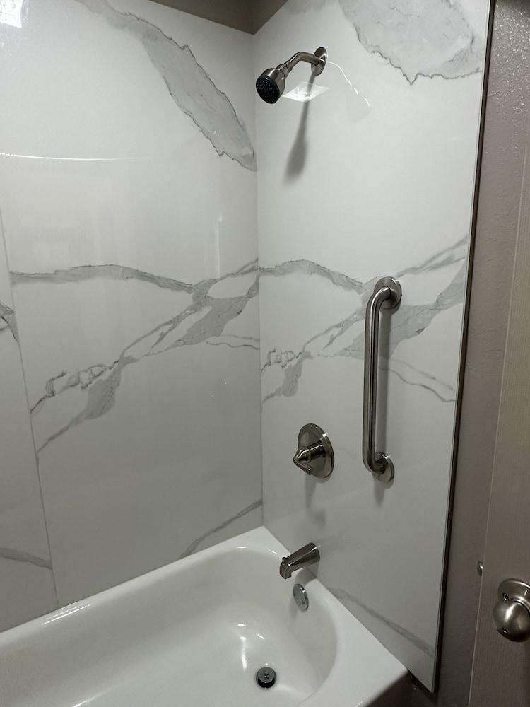 Express Inn & Suites photo 9