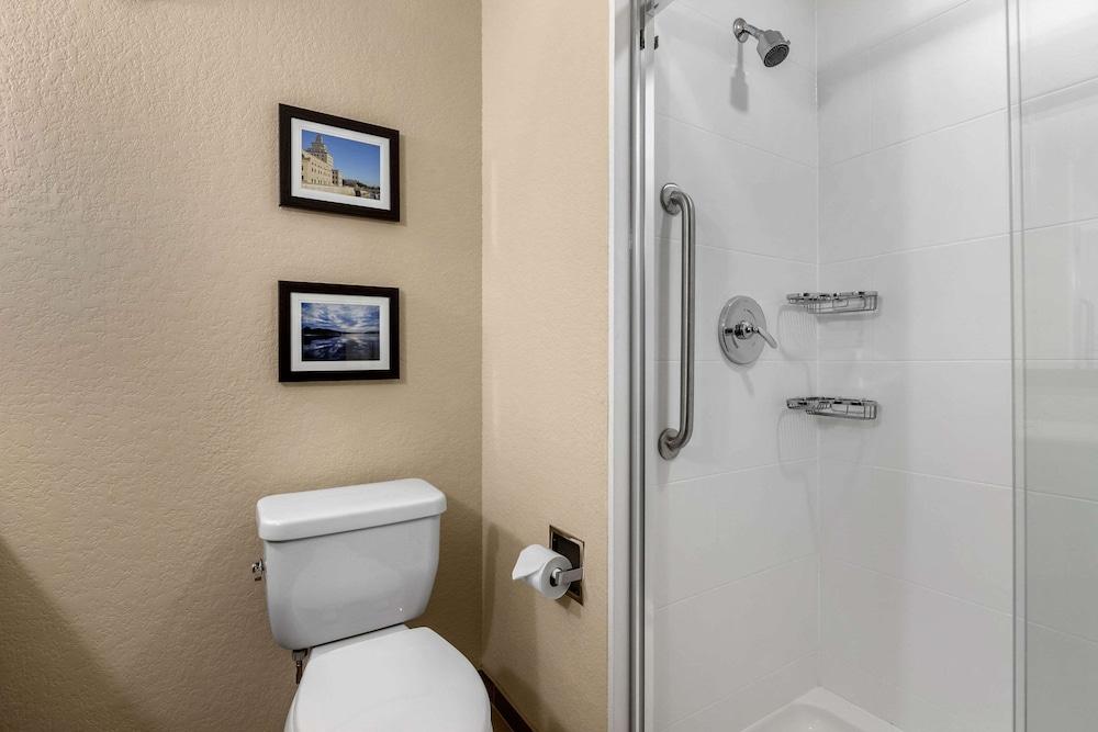 Comfort Inn & Suites Cedar Rapids CID Eastern Iowa Airport photo 34