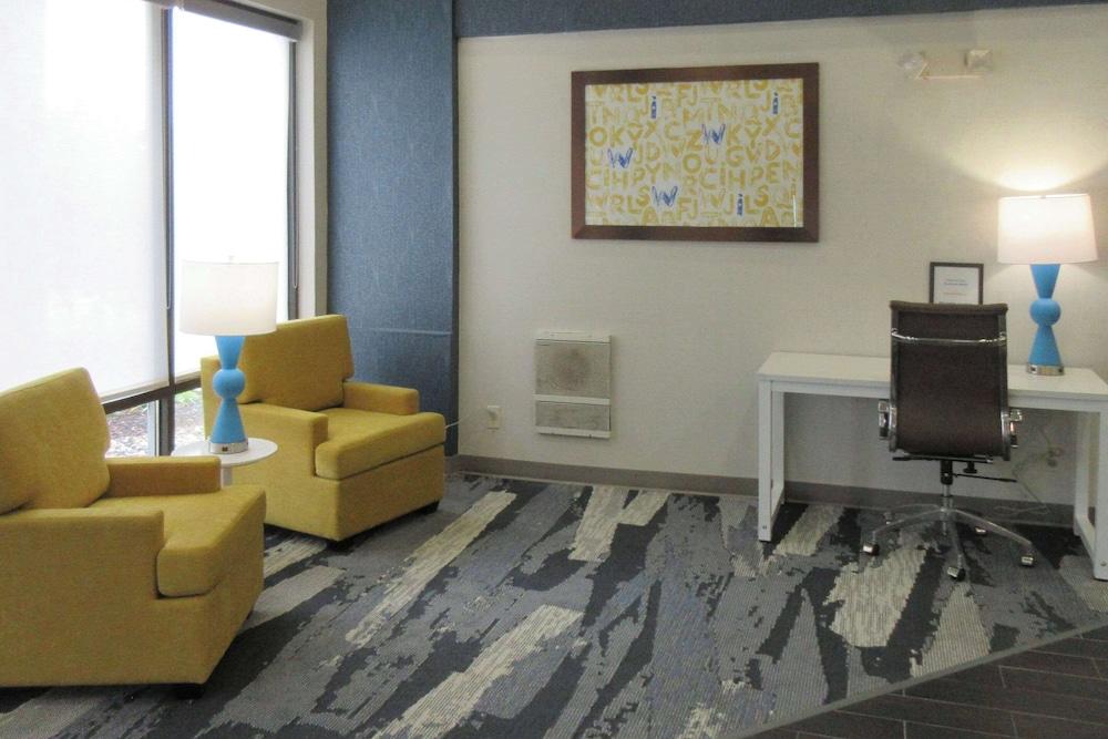 Comfort Suites Stevens Point photo 10