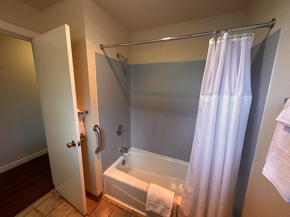 Astoria Crest Motel photo 89