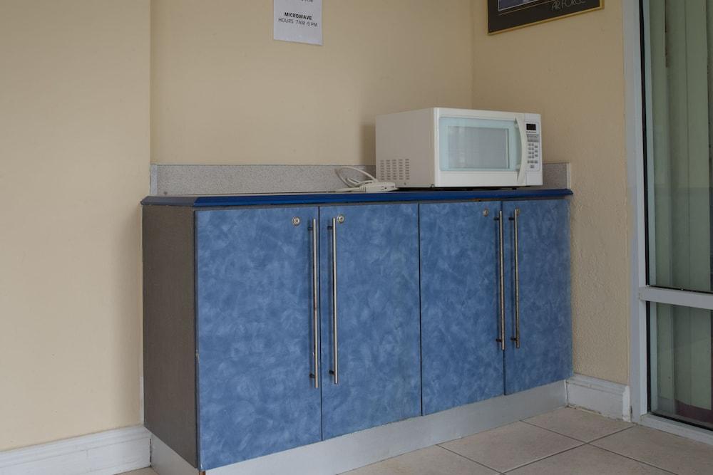 Budget Inn Cocoa photo 24