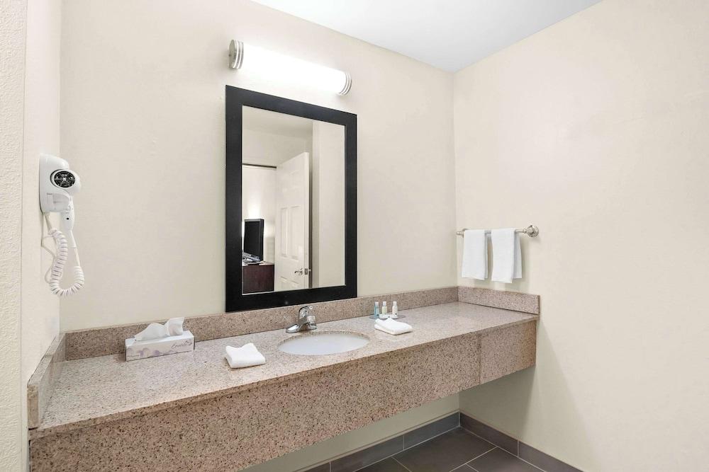 Quality Inn Queensbury - Lake George Area photo 35