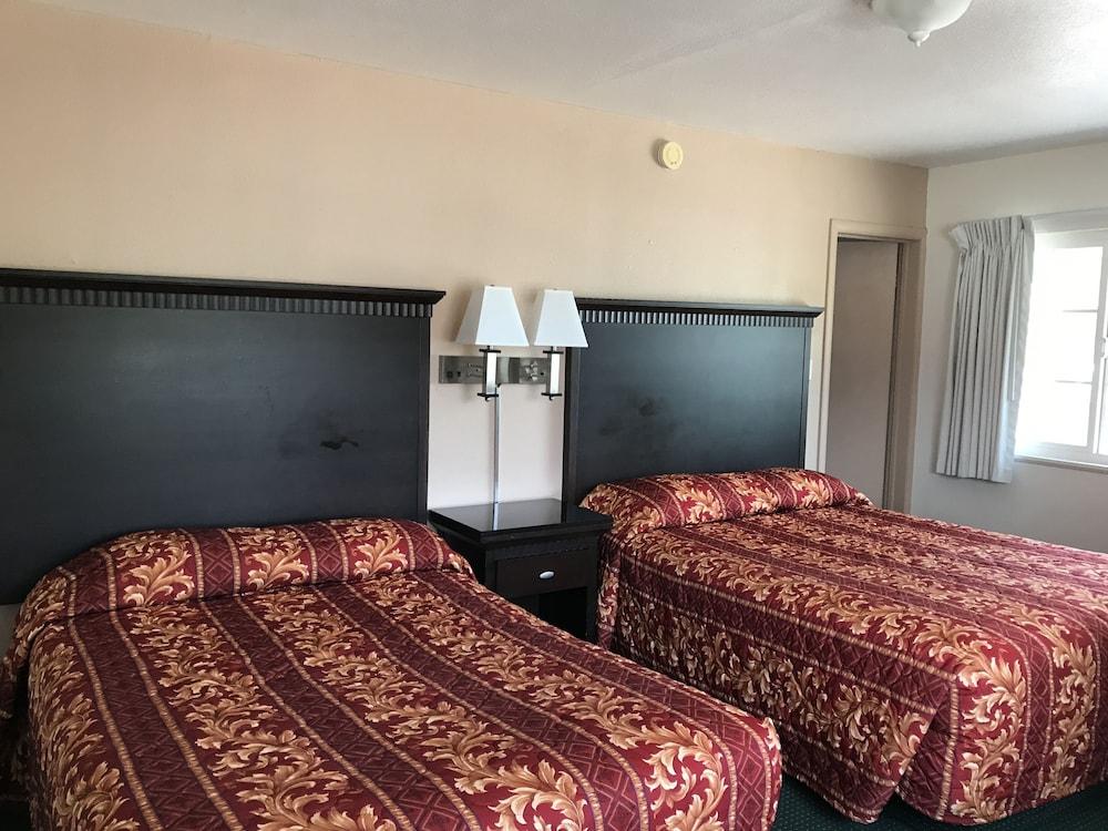 Town House Motel photo 11
