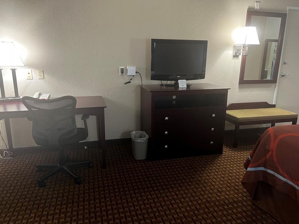 Super 8 by Wyndham IAH West/Greenspoint photo 32