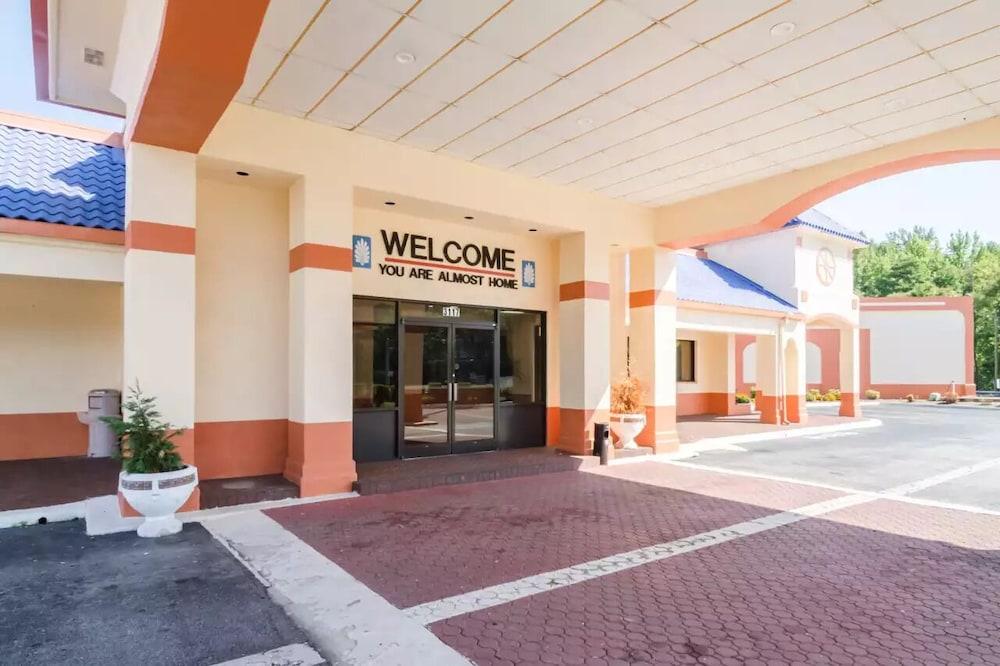 OYO Hotel Greensboro East I 40 photo 15