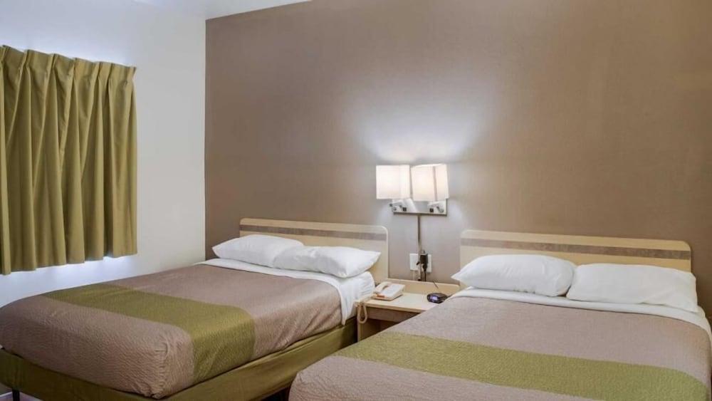 Rodeway Inn Fishers Indianapolis photo 2