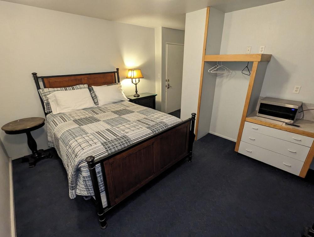 Majestic Rockies Motel photo 24