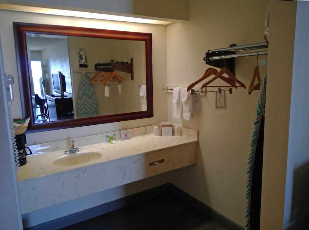 Americas Best Value Inn Kinston photo 12