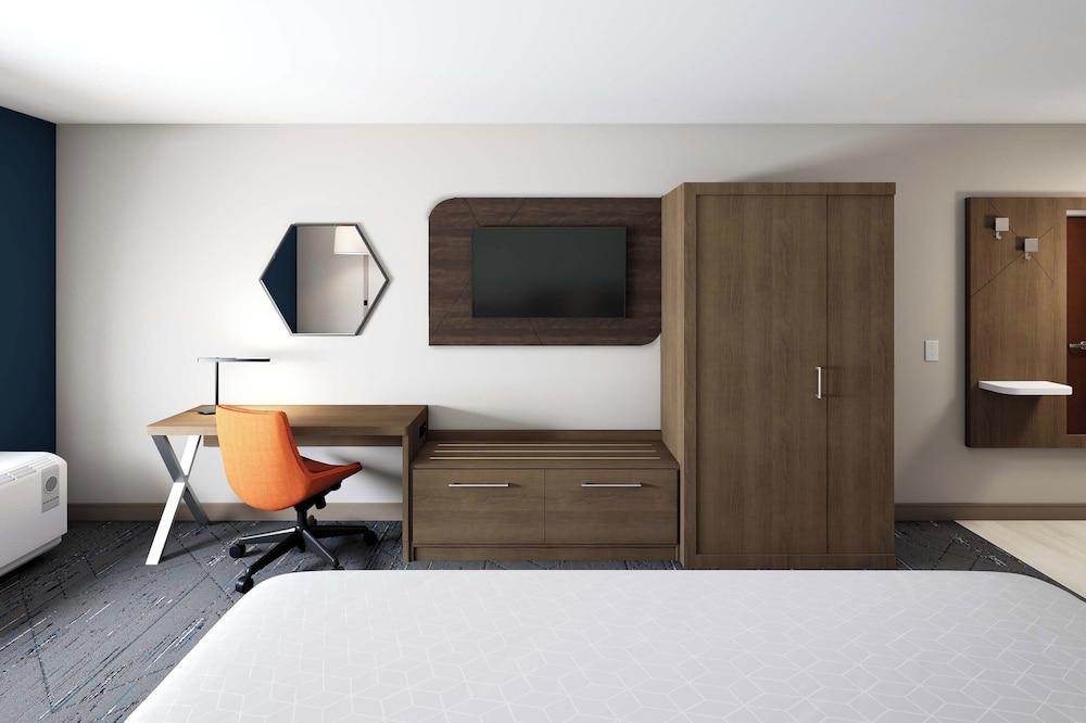 Holiday Inn Express & Suites Phoenix Midtown by IHG photo 66