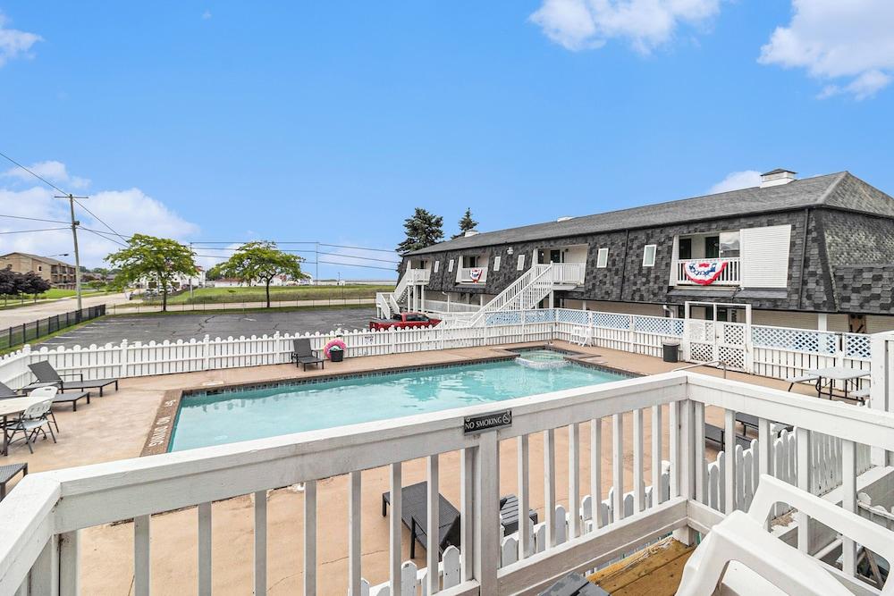 Snyder's Shoreline Inn photo 58