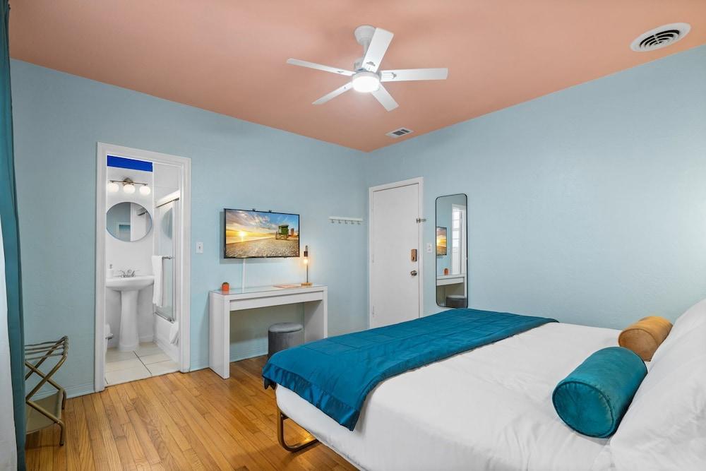 Blue Flamingo Suites photo 81