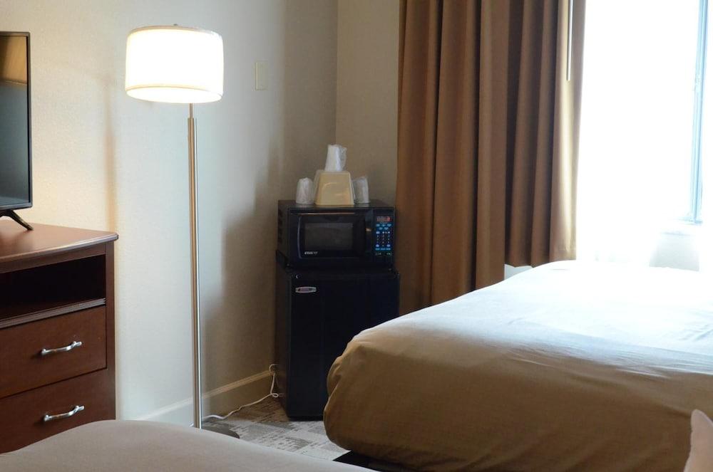 Brookshire Inn & Suites photo 9