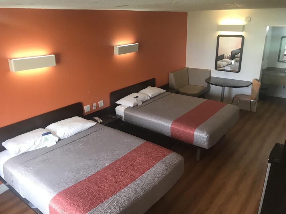 Motel 6 Houston, TX - East photo 7