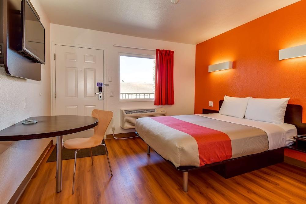 Motel 6 Riverside, CA - South photo 10