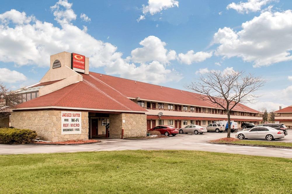 Econo Lodge Holland - Toledo photo 1