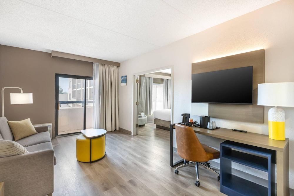 Comfort Inn & Suites Arlington Heights - Buffalo Grove photo 25