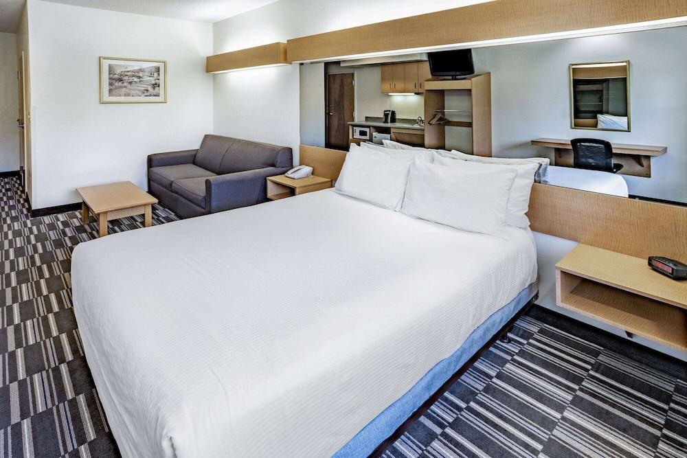 Microtel Inn & Suites by Wyndham Plattsburgh photo 14