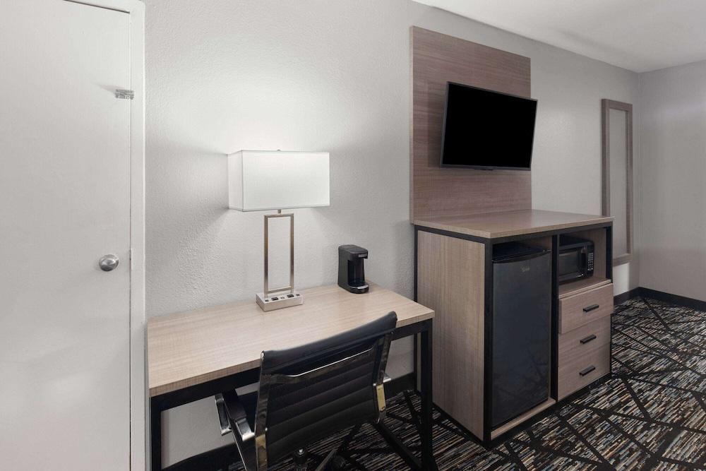 Baymont by Wyndham Mobile/Tillmans Corner photo 32