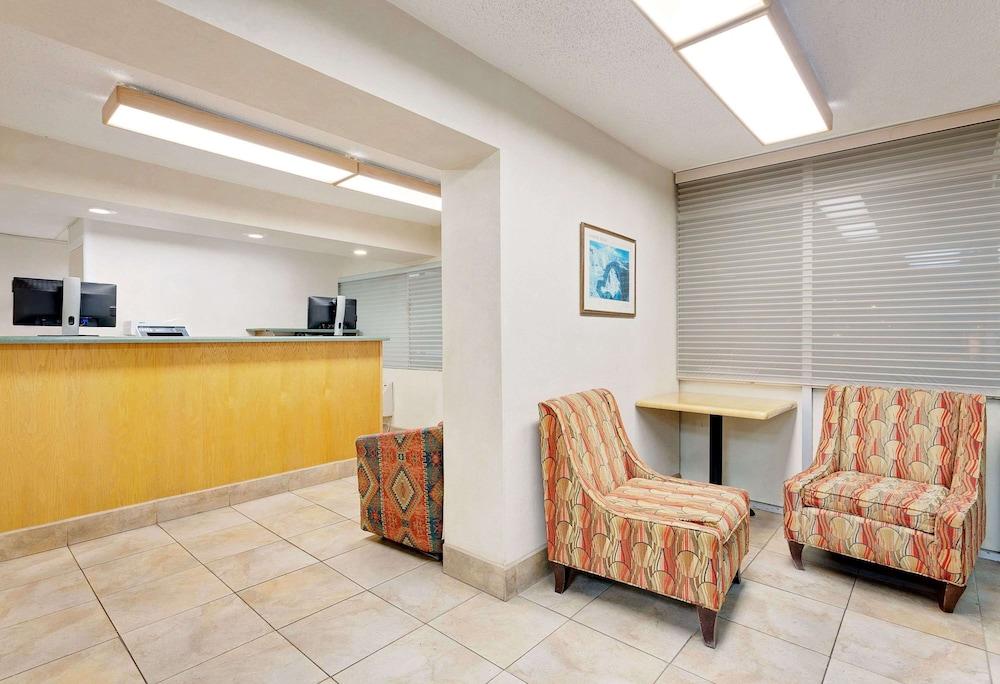 Knights Inn Page photo 2