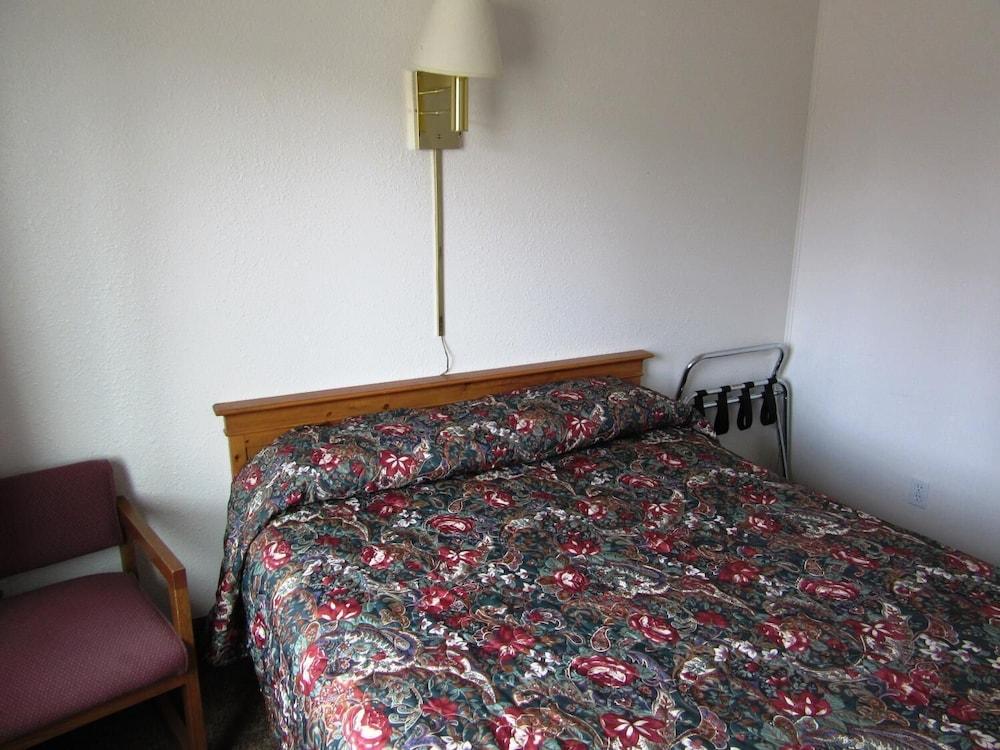 Traveler's Lodge photo 17