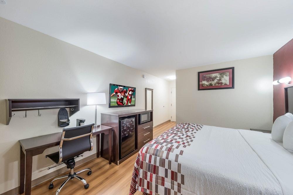 Red Roof Inn & Suites Denton photo 26