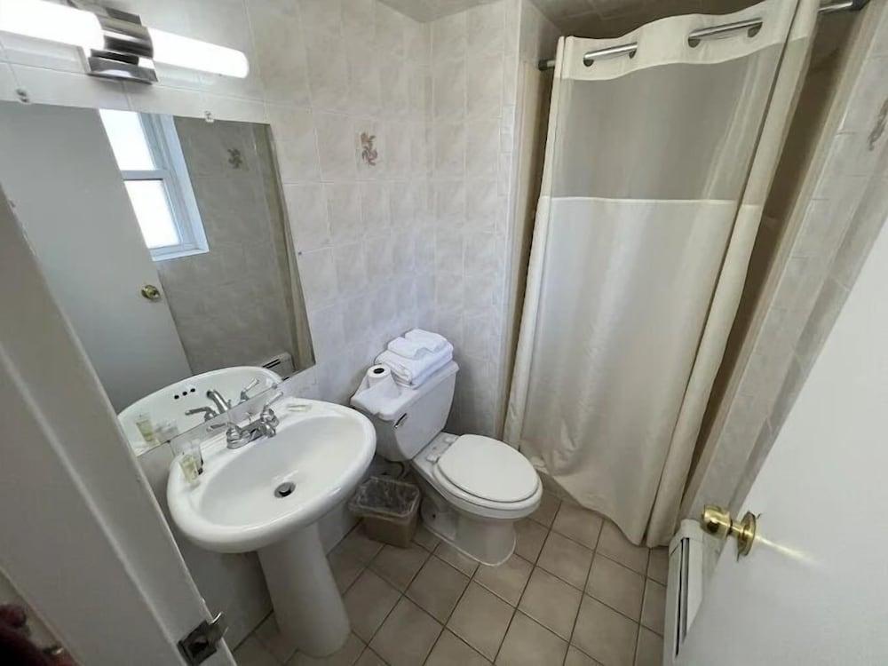 Belleville Motor Lodge photo 9