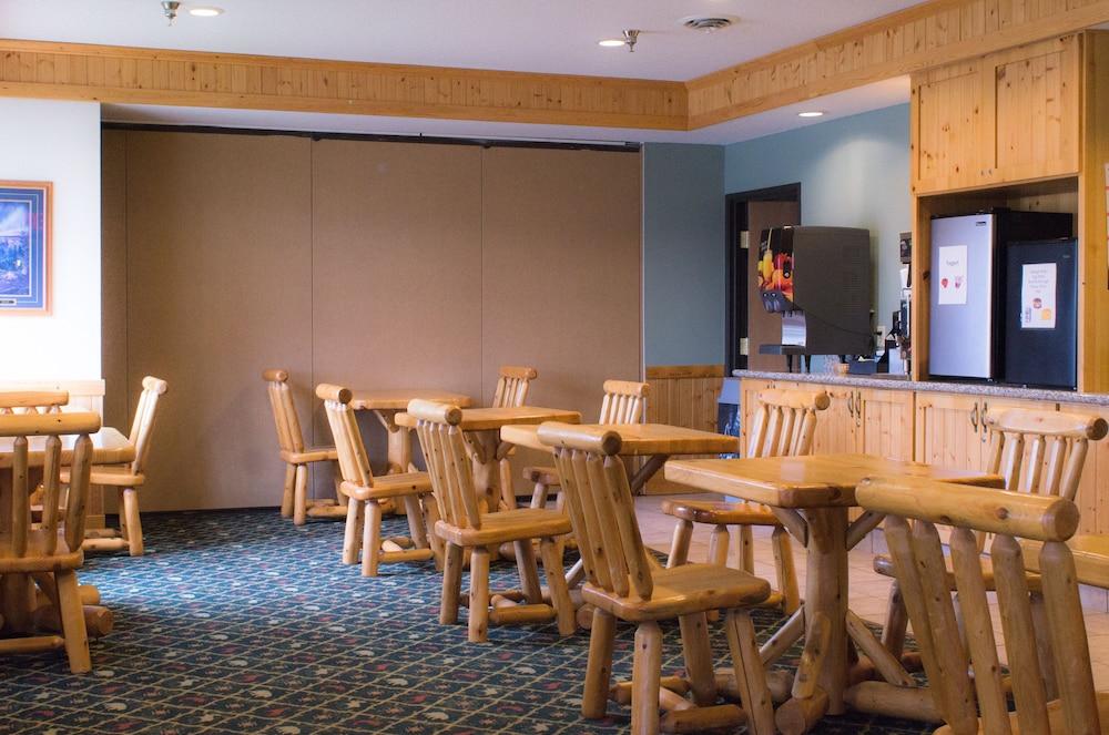 White Oak Inn & Suites photo 35