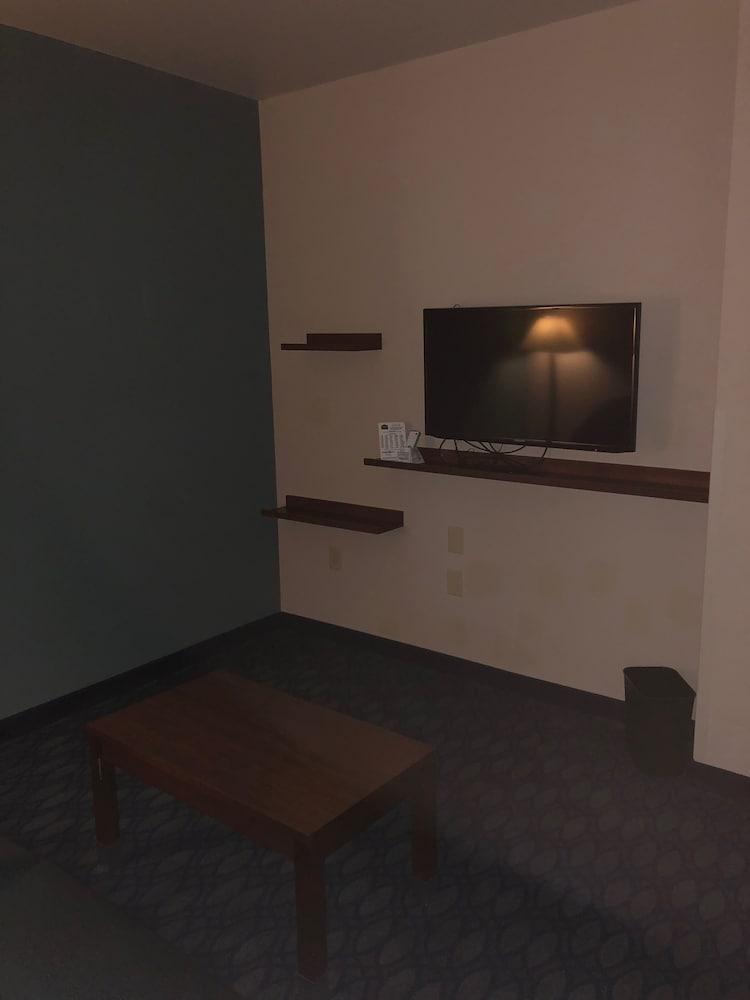 Country View Inn & Suites photo 36