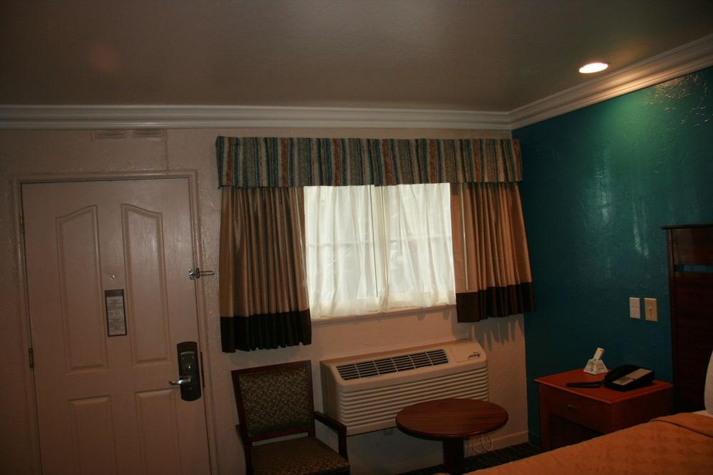 Civic Center Lodge photo 34