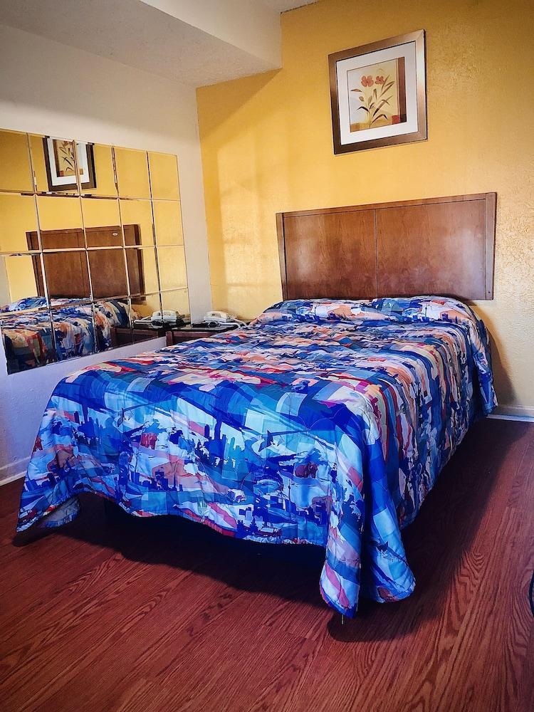 Embassy motel photo 4