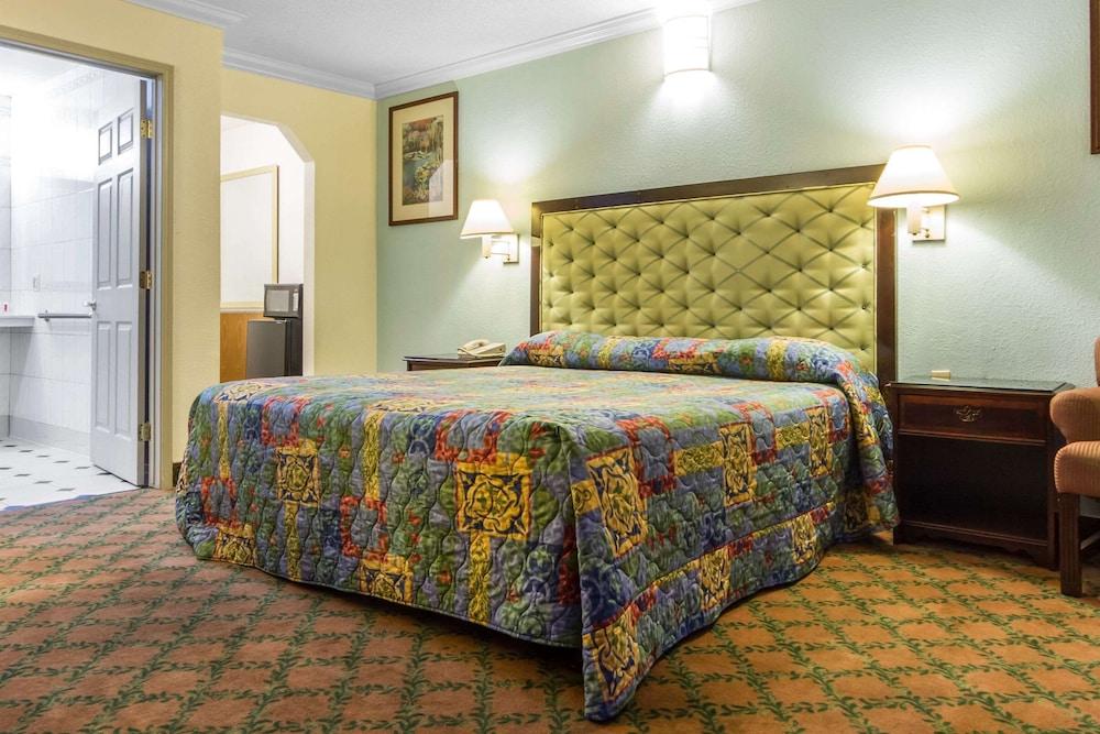 Econo Lodge photo 9
