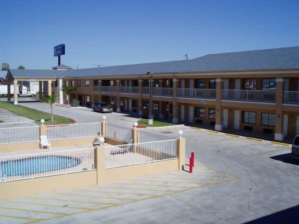 Texas Inn and Suites at La Joya photo 10