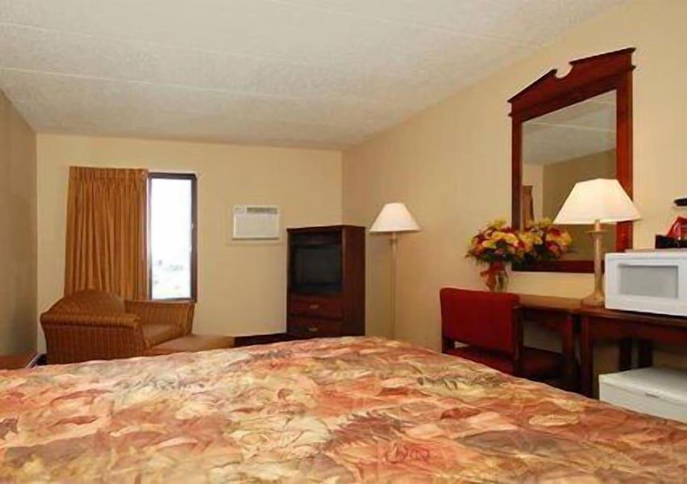 Rodeway Inn photo 32