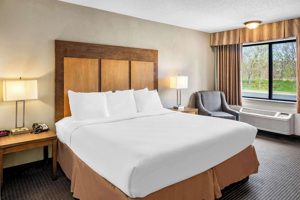 White Pines Inn & Suites photo 15