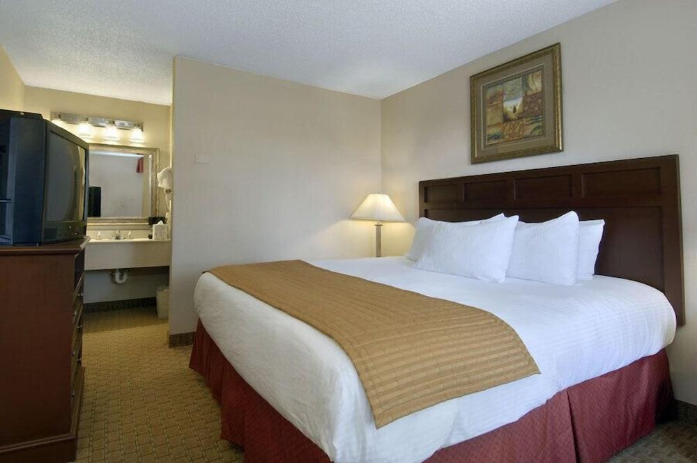 Baymont by Wyndham Mobile/ I-65 photo 5