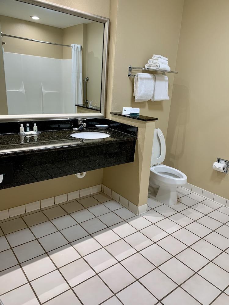 Quality Inn & Suites Hendersonville - Flat Rock photo 21