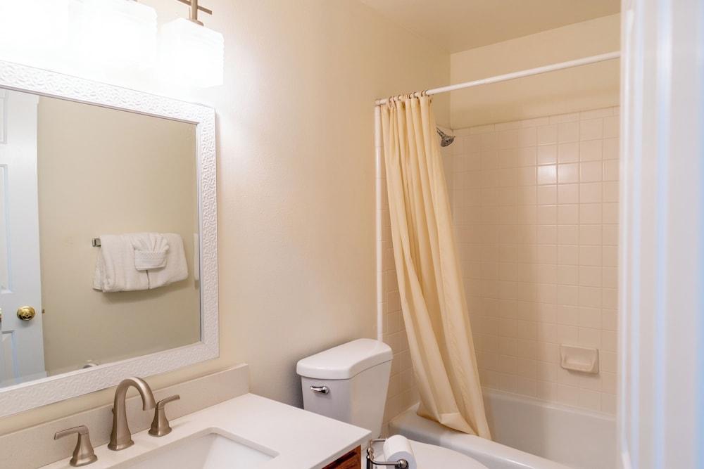 Road Creek Inn photo 84