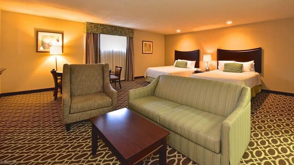 Sunday House Inn and Suites photo 18