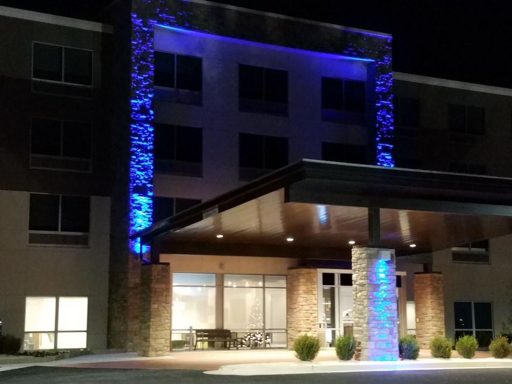 Holiday Inn Express & Suites Decatur by IHG photo 1