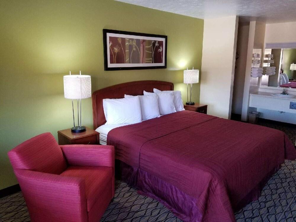 Economy Inn & Suites photo 5
