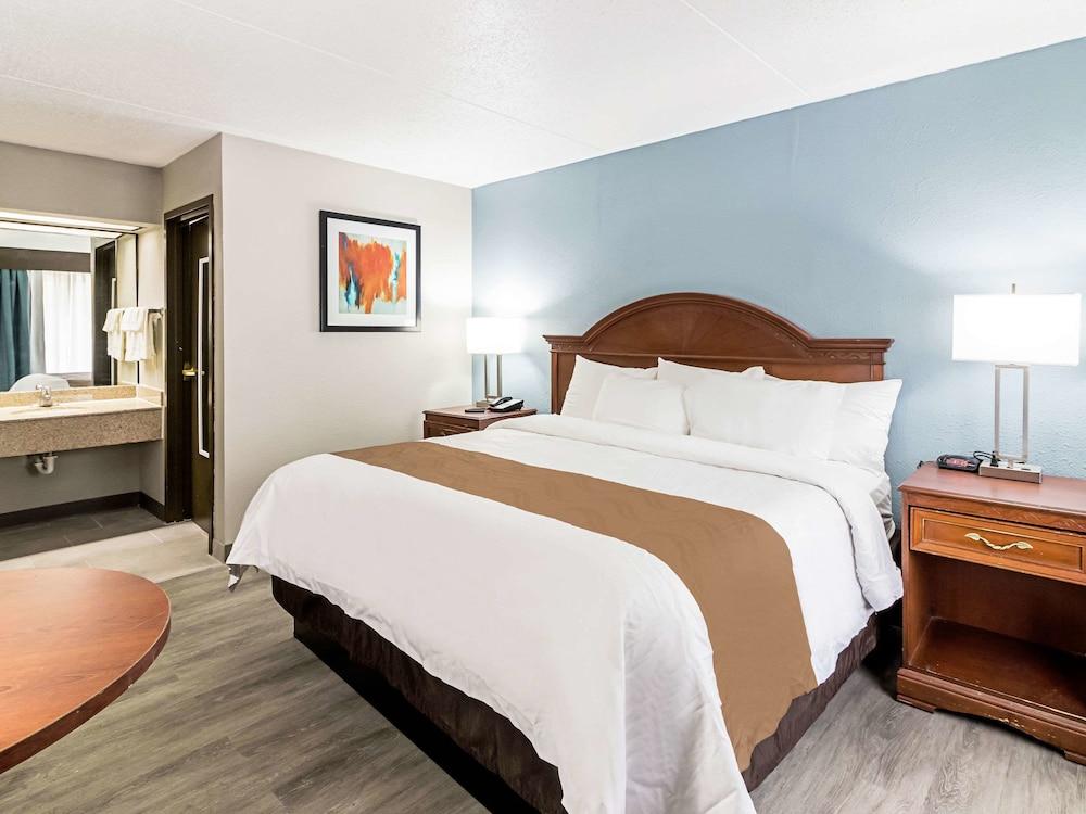 Farragut Inn & Suites photo 13