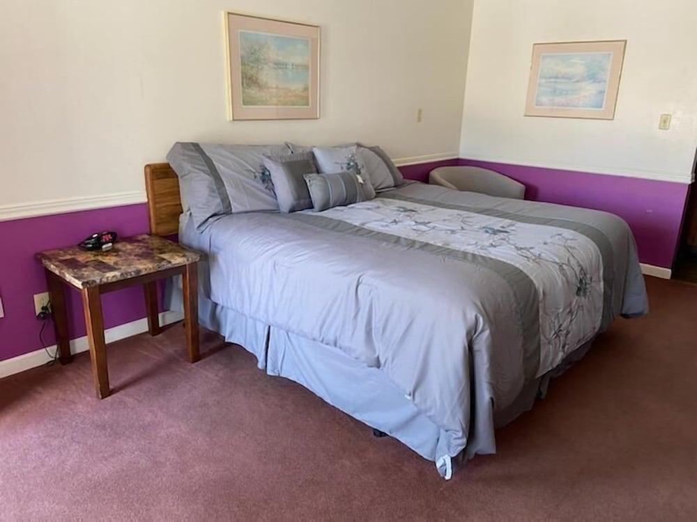 Blue Spruce Motel photo 11