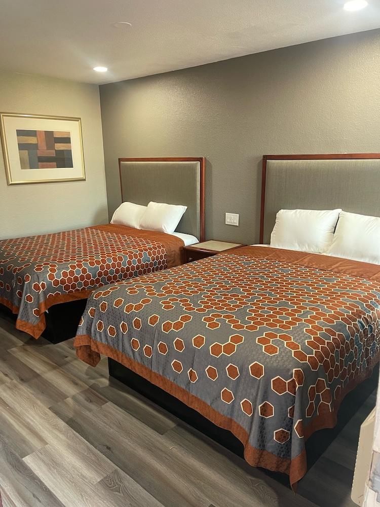 ROYAL MOTEL TRACY LLC photo 6