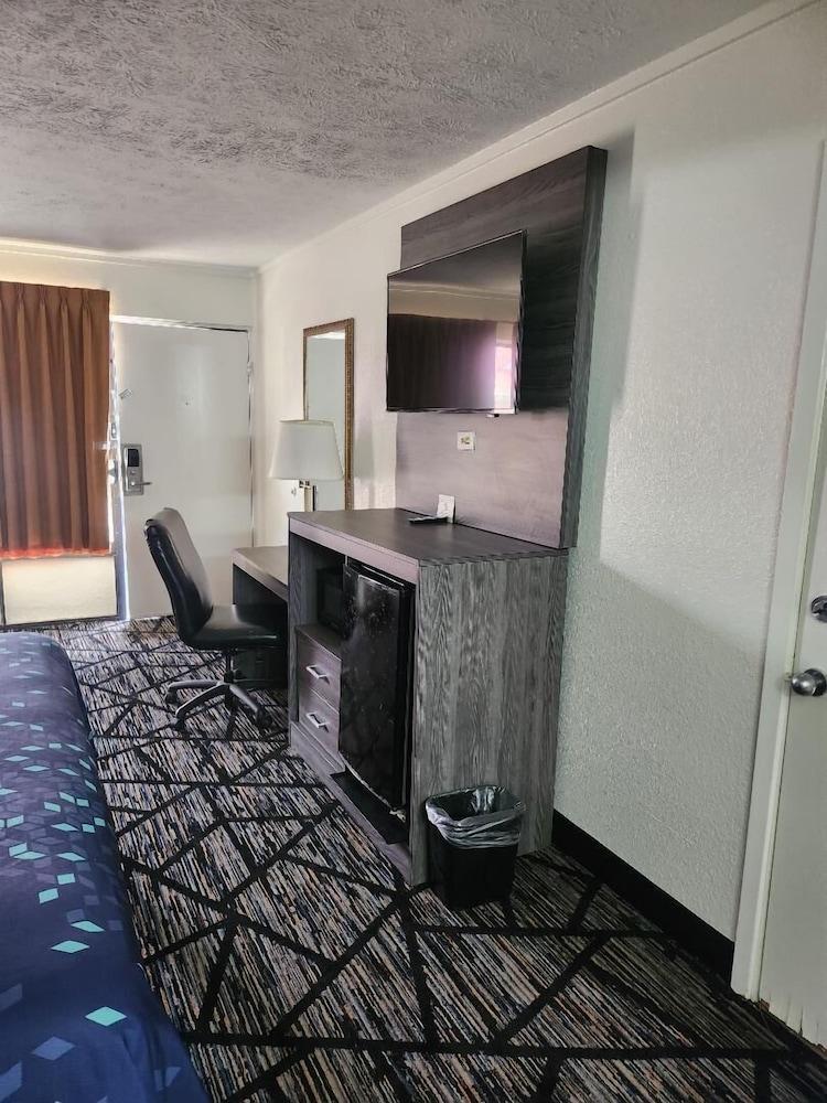 Americas Best Value Inn Forest photo 34