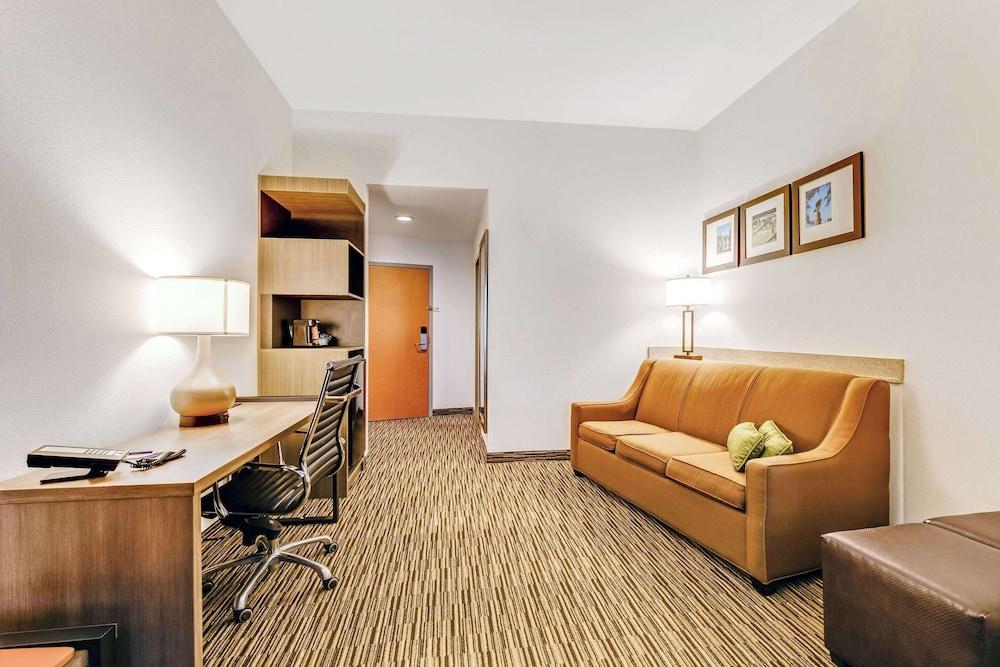 Comfort Suites Murfreesboro Shopping District photo 11