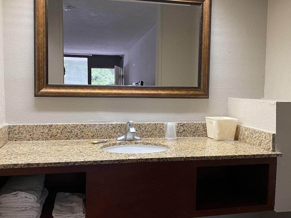 Days Inn by Wyndham Ozark photo 2