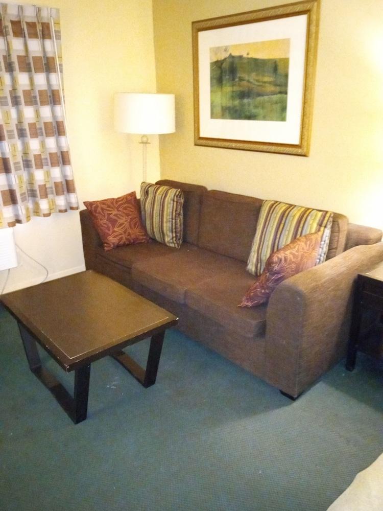 Americas Inn photo 9