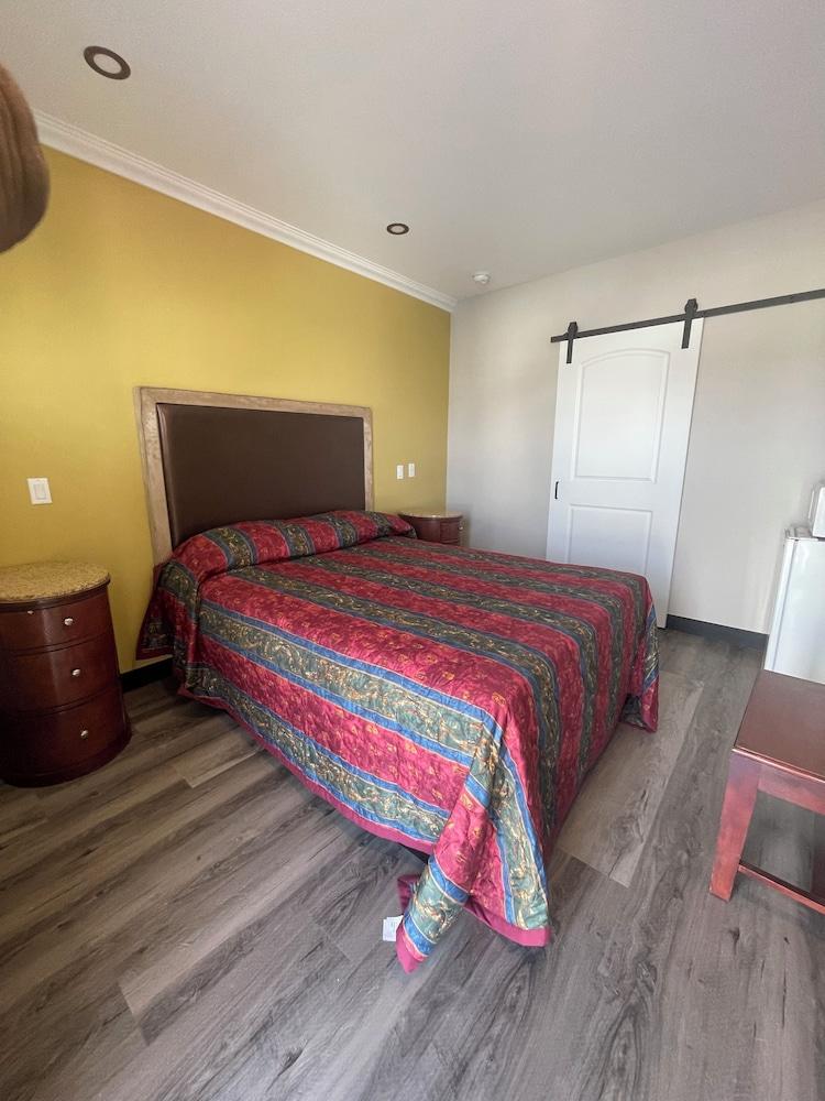 Stadium Inn & Spas photo 30